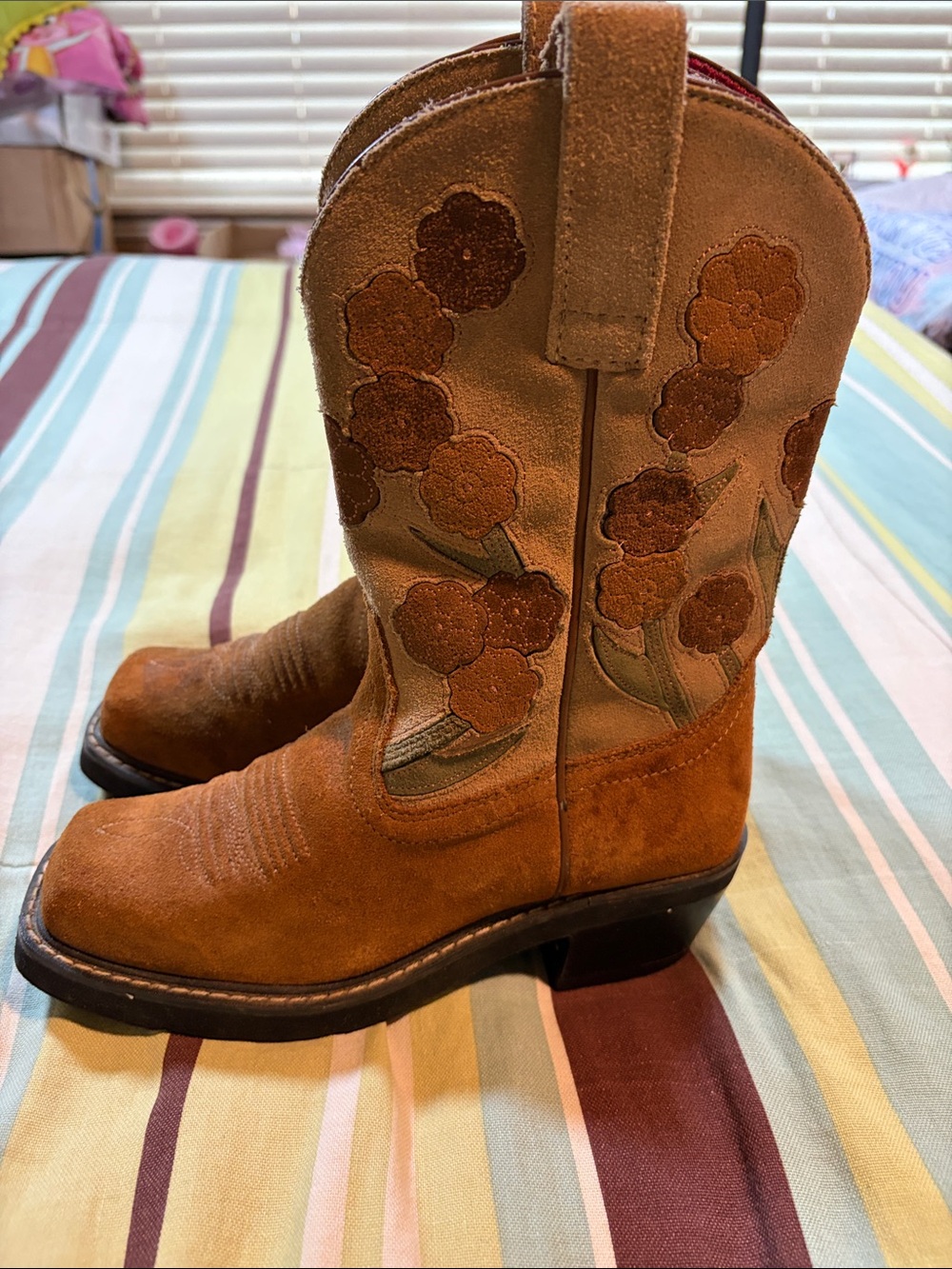 Women’s Cowboy Boots by Ariat Brand. GUC!